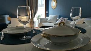 - une table avec un bol et 2 verres à vin dans l'établissement Center of Aix - charmful 1 bedroom aptmt Pythagore with parking, à Aix-en-Provence