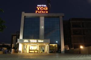 un cartel de hotel vog en la parte superior de un edificio en Hotel Yog Palace Newly Renovated 2023, en Shirdi