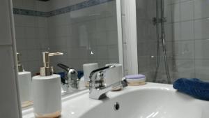 Kúpeľňa v ubytovaní Centre d'Aix - charmant appartement 1 chambre Pythagore avec parking