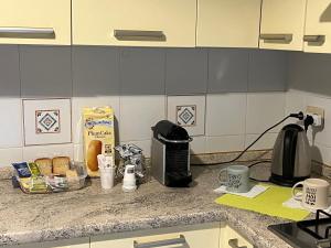 encimera de cocina con cafetera y comida en Aria di casa affittacamere, en Badesse