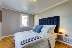 Massachusetts Vacation Rental with Deck في Easthampton: غرفة نوم مع سرير كبير مع اللوح الأمامي الأزرق