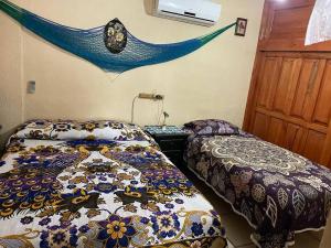 1 dormitorio con 2 camas y una decoración de ballenas azules en la pared en Great place to chill! en Zihuatanejo