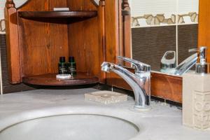 un bagno con lavandino e specchio di MELODİ BUTİK OTEL a Edremit Altre 113 foto