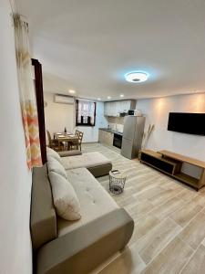 uma grande sala de estar com um sofá e uma mesa em House Varoš em Zadar