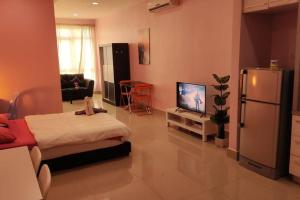 uma sala de estar com uma cama e uma televisão em SA816-Netflix Selfcheck in-WiFi-Parking-Shaftsbury, 4060 em Cyberjaya