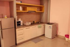 uma cozinha com um frigorífico e um lavatório em SA816-Netflix Selfcheck in-WiFi-Parking-Shaftsbury, 4060 em Cyberjaya