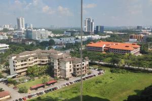 uma vista aérea de uma cidade com edifícios e carros em SA816-Netflix Selfcheck in-WiFi-Parking-Shaftsbury, 4060 em Cyberjaya
