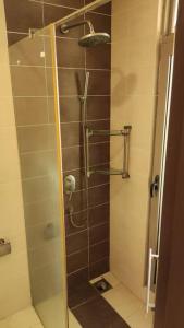 uma casa de banho com um chuveiro e uma porta de vidro em SA816-Netflix Selfcheck in-WiFi-Parking-Shaftsbury, 4060 em Cyberjaya