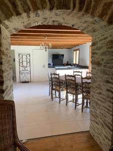 - une cuisine et une salle à manger avec une table et des chaises dans l'établissement Sécadou Castanial, à Cassaniouze
