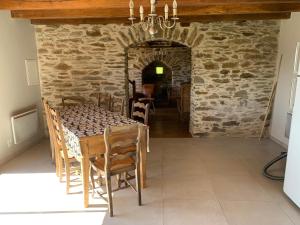 - une salle à manger avec une table et des chaises dans l'établissement Sécadou Castanial, à Cassaniouze