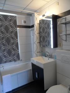 uma casa de banho com um lavatório, uma banheira e um WC. em Appartementen Vouwere em Mechelen