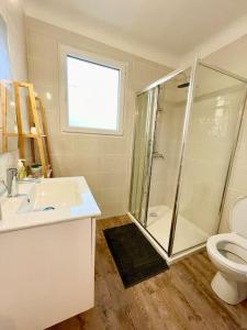 een badkamer met een douche, een wastafel en een toilet bij Beautiful Apartment 200m from Beach in Canet-en-Roussillon