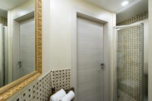 y baño con ducha y espejo. en Byron Rooms, en La Spezia