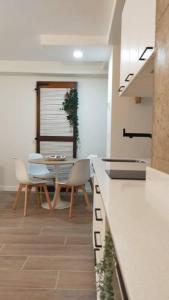 kuchnia i jadalnia ze stołem i krzesłami w obiekcie Apartamento Laurana w mieście Santander