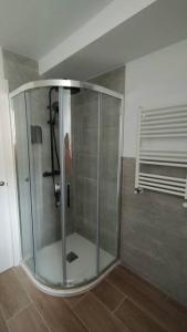 prysznic szklany w pomieszczeniu z osobą w środku w obiekcie Apartamento Laurana w mieście Santander
