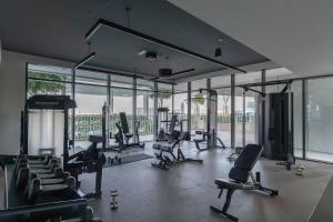 Fitness centrum a/nebo fitness zařízení v ubytování Vogue Beachfront - Palm Views & Private Beach