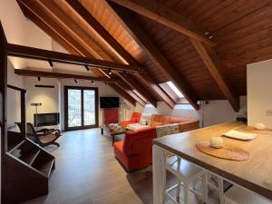 ein Wohnzimmer mit einem roten Sofa und einem Tisch in der Unterkunft BPIRINEOS-Aigualluts in Benasque
