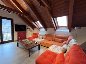 ein Wohnzimmer mit einer Couch und einem Tisch in der Unterkunft BPIRINEOS-Aigualluts in Benasque