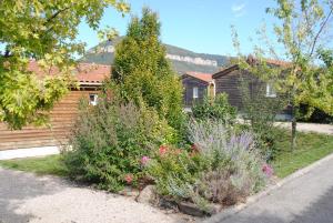 Vonkajšia záhrada v ubytovaní Résidence Les Chalets de Millau