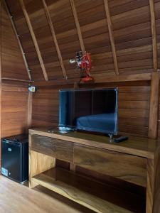 uma televisão numa mesa de madeira num quarto em Vila Kopi Ciwidey em Ciwidey
