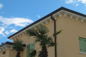 um edifício com palmeiras em frente em B&B Gasper em Cavalcaselle