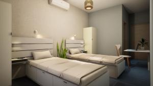 a living room with two beds and a table at Gest in Mellieħa
