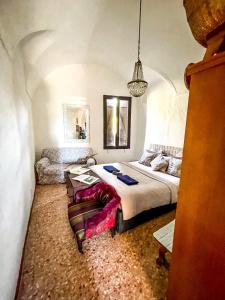 - une chambre avec un grand lit et un canapé dans l'établissement La Casa di Vasco Bussana Vecchia, à Sanremo