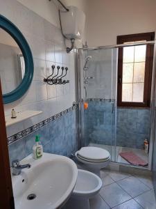 y baño con lavabo, aseo y ducha. en Apartment Rose e Fiori Sardegna, en San Vito