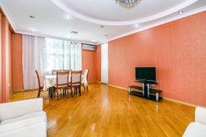 Uma TV ou centro de entretenimento em New Apartment in Baku 141