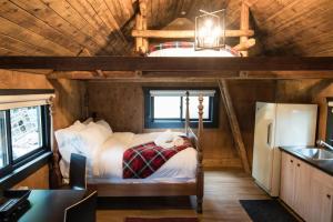 Postel nebo postele na pokoji v ubytování Chute Lake Lodge