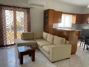 ein Wohnzimmer mit einem Sofa und einer Küche in der Unterkunft Kisamos Nice Apartment 3 in Kissamos