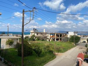 Blick auf eine Straße mit einem Gebäude und das Meer in der Unterkunft Kisamos Nice Apartment 3 in Kissamos