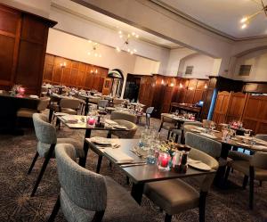 - un restaurant avec des tables et des chaises dans une salle dans l'établissement Lakeside Hotel and Spa, à Newby Bridge