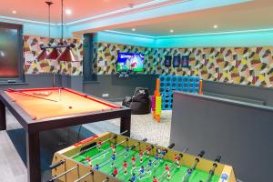 una sala giochi con tavolo da biliardo e TV di Lakeside Hotel and Spa a Newby Bridge