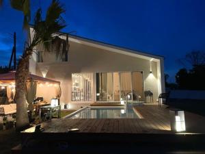 Bazén v ubytování Sunshine pool villa 2023新筑カリフォルニアスタイル 九十九里 garden nebo v jeho okolí