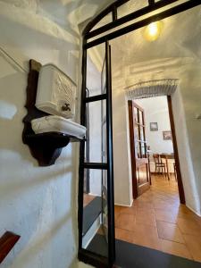 La salle de bains est pourvue d'un lavabo mural et d'un miroir. dans l'établissement La Casa di Vasco Bussana Vecchia, à Sanremo