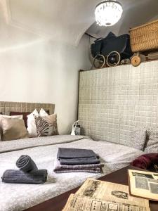 - une chambre avec un lit et des serviettes dans l'établissement La Casa di Vasco Bussana Vecchia, à Sanremo