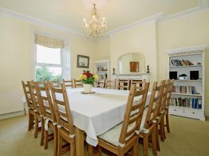 comedor con mesa, sillas y lámpara de araña en Edderside Hall, en Mawbray