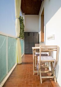een balkon met een tafel en stoelen erop bij Casa Fiume in Mantova
