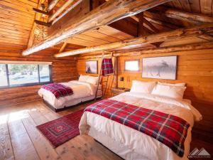 Postel nebo postele na pokoji v ubytování Chute Lake Lodge