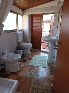 - Baño con 2 lavabos y 2 aseos en Appartamento Ginepro Sardegna, en San Vito
