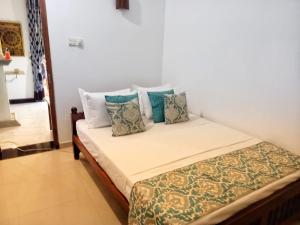 Tempat tidur dalam kamar di Asanka Beach Stay