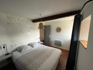 Ένα ή περισσότερα κρεβάτια σε δωμάτιο στο La maison d'André