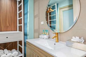 Abitta Boutique Hotel, Ascend Hotel Collection في سان خوان: حمام مع حوض ومرآة