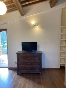 a living room with a television on a dresser at Casale Riorso in Orvieto