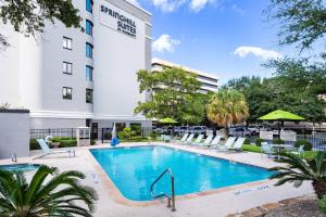 una piscina frente a un hotel en SpringHill Suites Houston Medical Center / NRG Park, en Houston