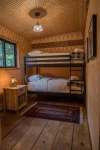 Postel nebo postele na pokoji v ubytování Chute Lake Lodge