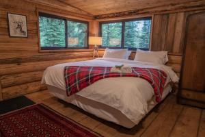 Postel nebo postele na pokoji v ubytování Chute Lake Lodge