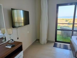 a room with a tv on the wall and a window at Villa Fanadir, El Gouna in Hurghada
