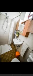 een badkamer met een wastafel, een toilet en een douche bij B&B La Casa Gialla Di Luca in Mazzè